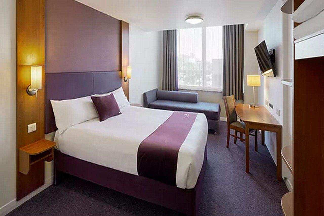 Premier Inn Dudley Town Centre Экстерьер фото